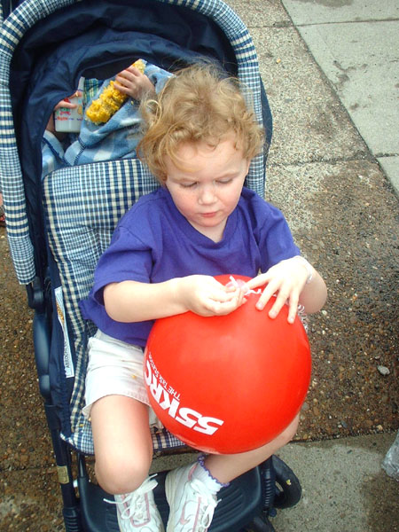 Savannah plays with a red ballon.jpg 104.8K